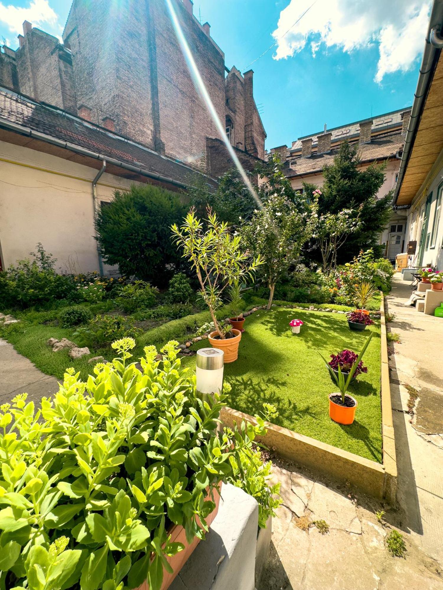 Urban Studio With Private Garden Near Andrassy Budapest Extérieur photo